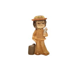 Figura di Porcellana Biscuit Ragazzo con valigia