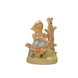 Figura di Porcellana Bimba con Scoiattolo